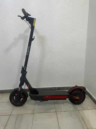 Patinete Eléctrico Negro y Rojo