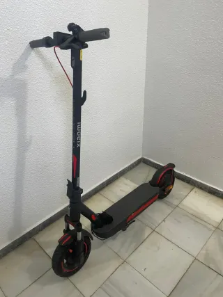 Patinete Eléctrico Negro y Rojo