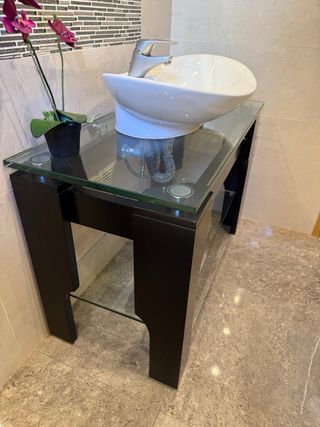 Mueble de baño con lavabo y espejo