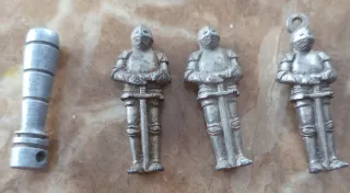 Piccoli soldati in armatura.