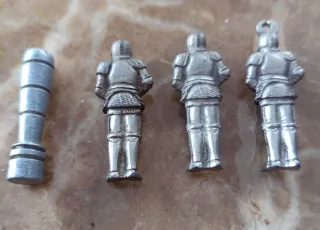 Piccoli soldati in armatura.