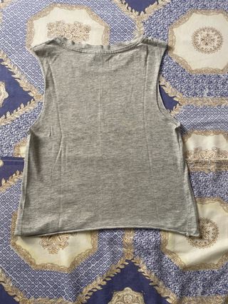 Camiseta sin mangas gris con corazón