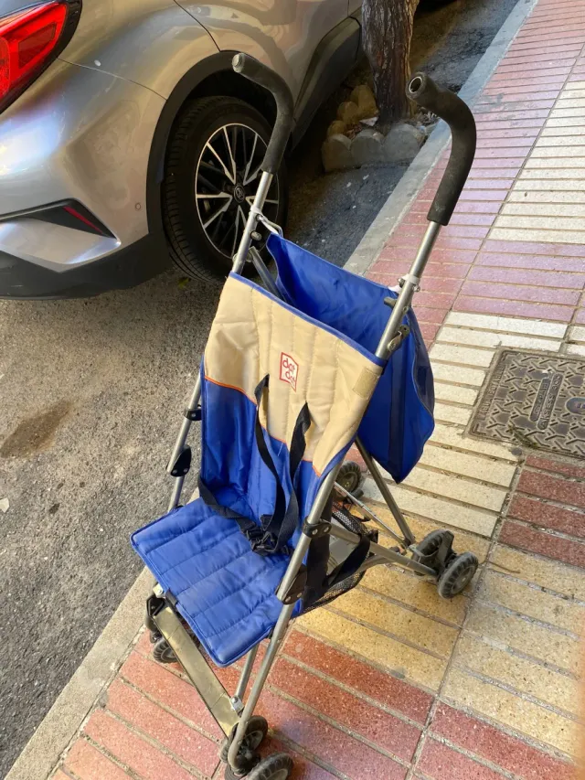 Carrito de bebé azul