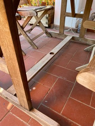 Mesa extensible y sillas de madera terraza