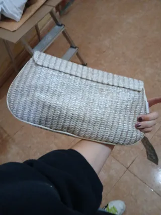 Bolso de mano tejido beige y gris