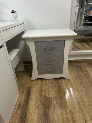 Mesita de noche blanca y gris