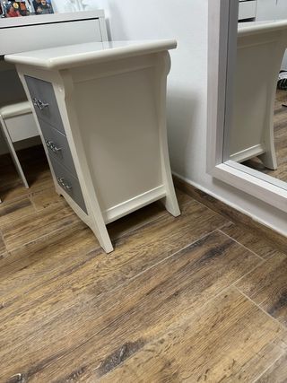 Mesita de noche blanca y gris