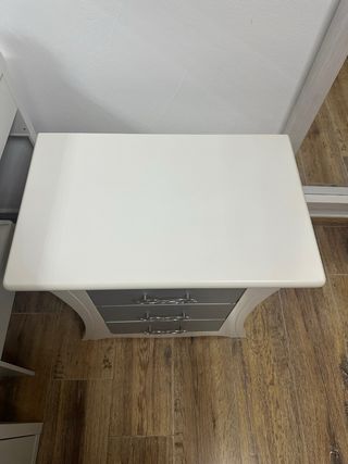 Mesita de noche blanca y gris