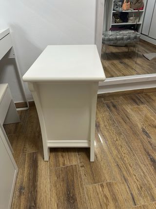 Mesita de noche blanca y gris