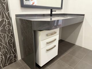 Mueble de baño con lavabo y espejo