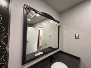 Mueble de baño con lavabo y espejo