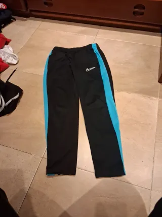 3 pantalones nike y dos adidas