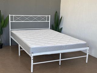 Nueva cama de metal blanca
