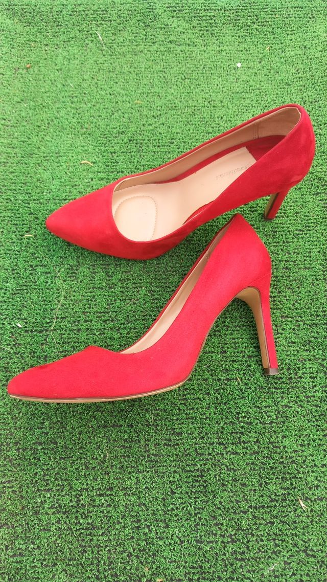 Zapatos de tacón rojos de ante