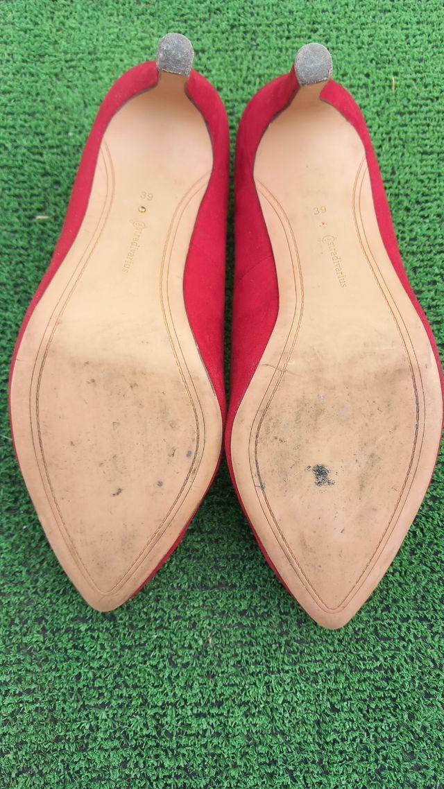 Zapatos de tacón rojos de ante
