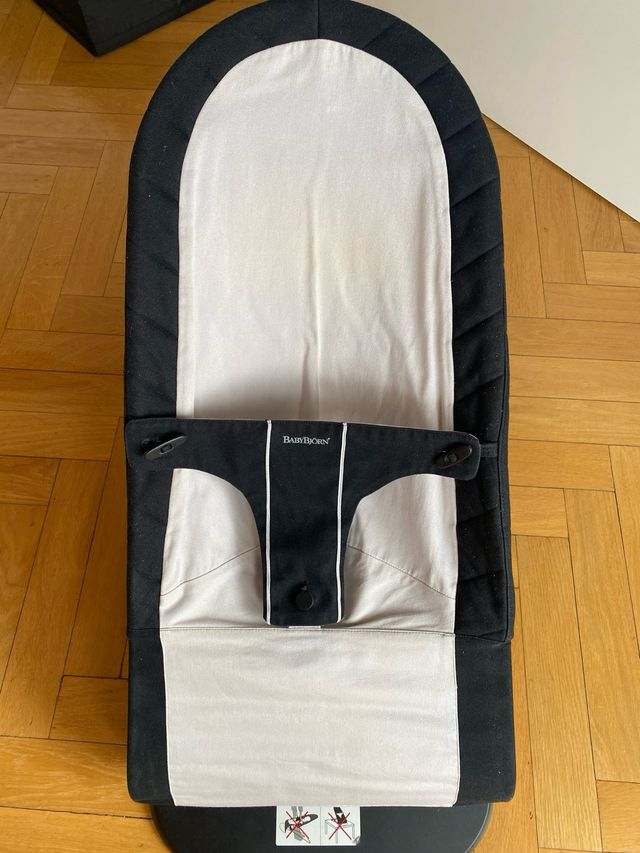 Hamaca BabyBjorn con barra juguetes y funda