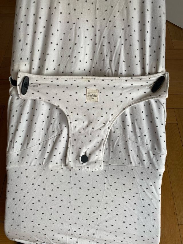 Hamaca BabyBjorn con barra juguetes y funda