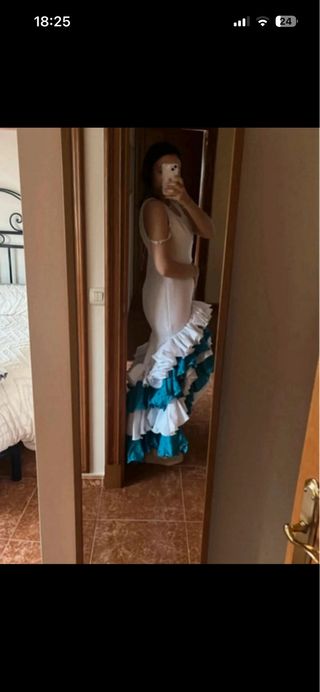 Traje Flamenca/Sevillana Blanco y Turquesa