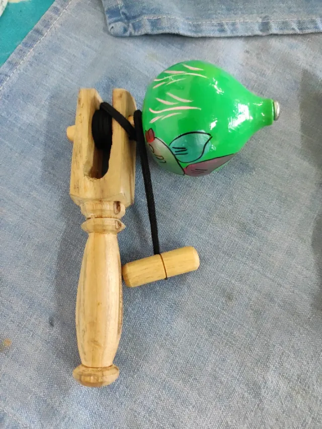 Trompo de madera pintado a mano