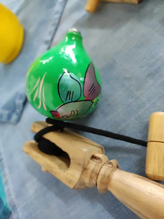 Trompo de madera pintado a mano