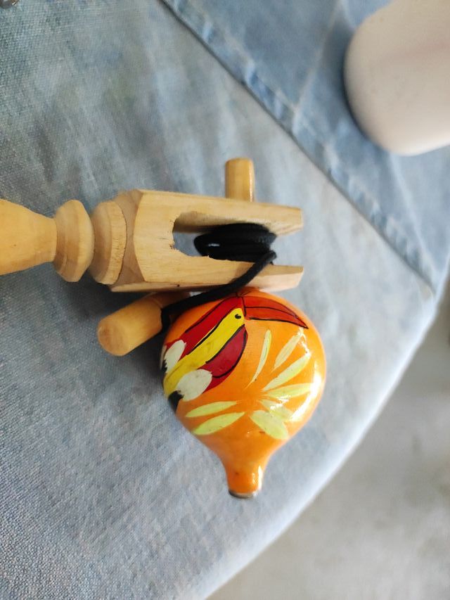 Trompo de madera pintado a mano