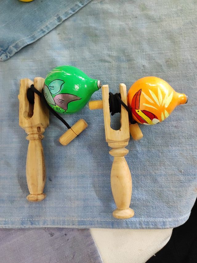 Trompo de madera pintado a mano