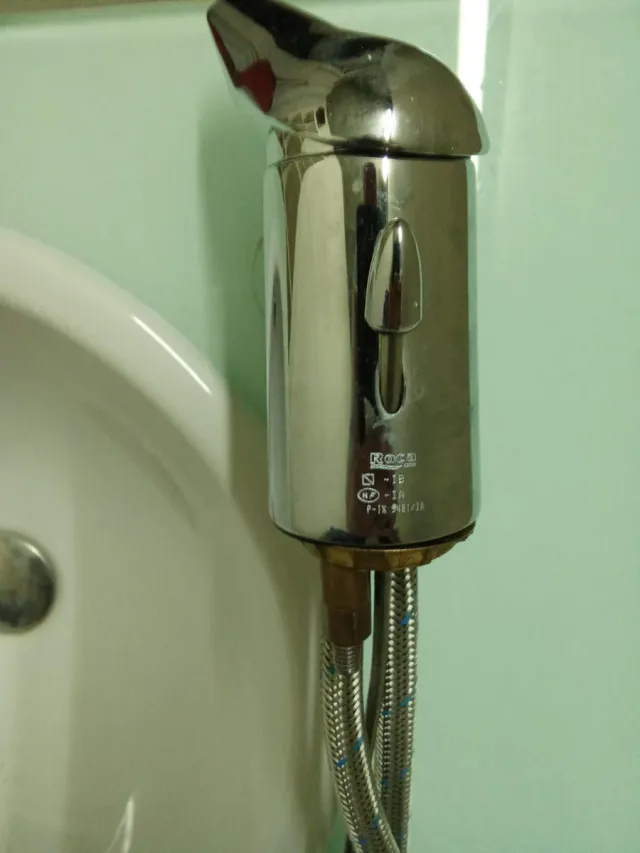 Lavandino da bagno con rubinetto