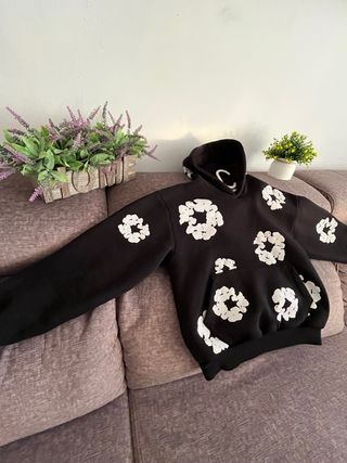 Sudadera Denim Tears Negra con Estampado Blanco