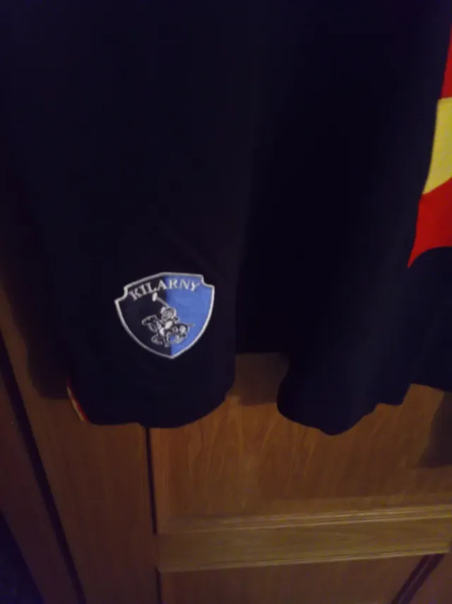 Polo manga larga KILÁRNY negro y dorado