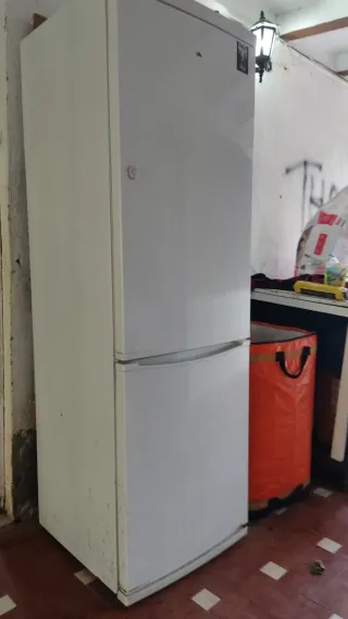 Nevera blanca y congelador 
PAGO EFECTIVO