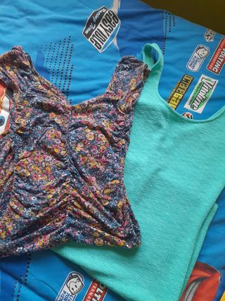 vestiti multicolori e turchesi