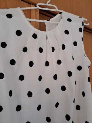 Blusa blanca con lunares negros