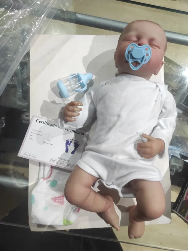 Bebé Reborn con chupete y biberón