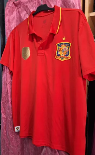 Lote 2 polos y  2 camisetas
Selección Española