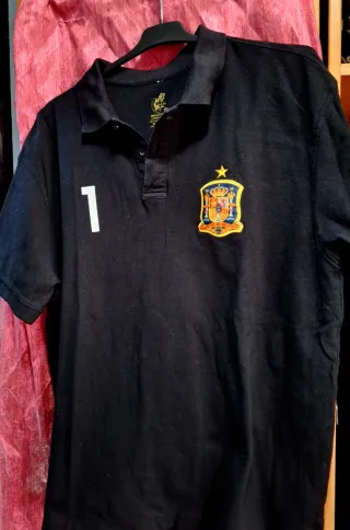Lote 2 polos y  2 camisetas
Selección Española