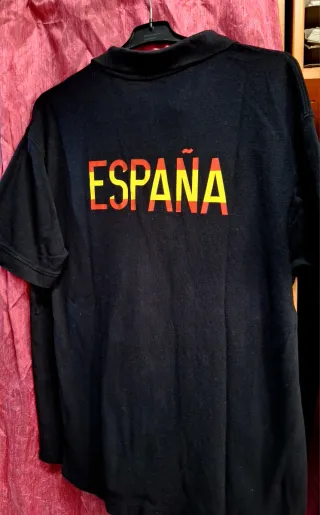 Lote 2 polos y  2 camisetas
Selección Española