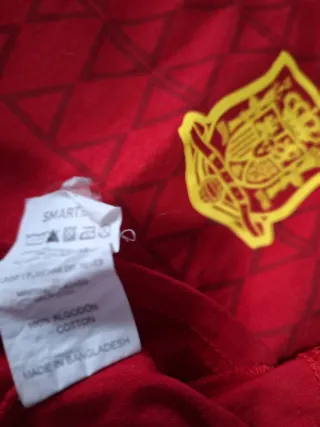 Lote 2 polos y  2 camisetas
Selección Española