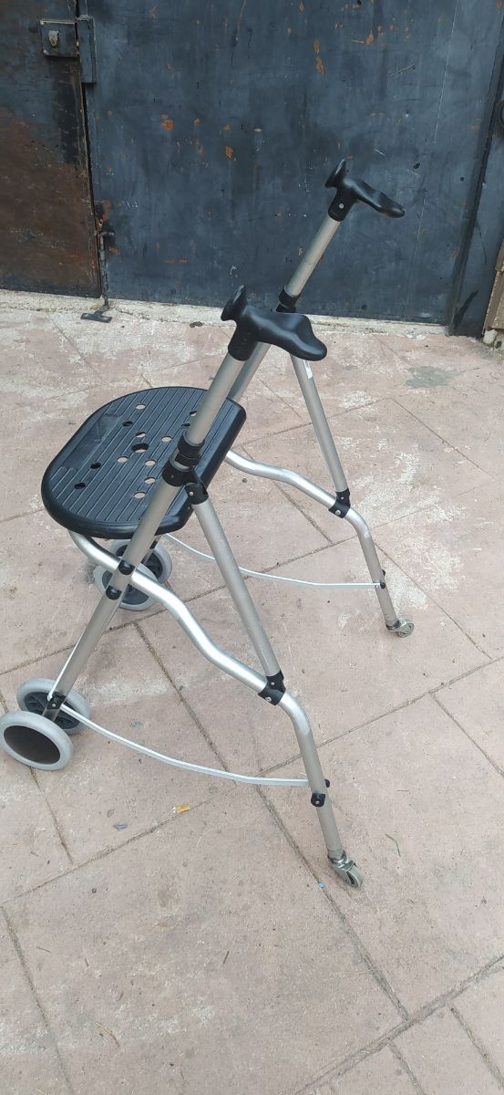 Andador plegable...para personas mayores