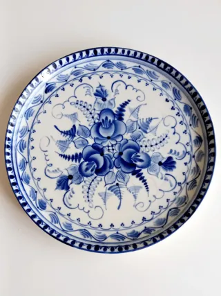 Plato de porcelana Gzhel.