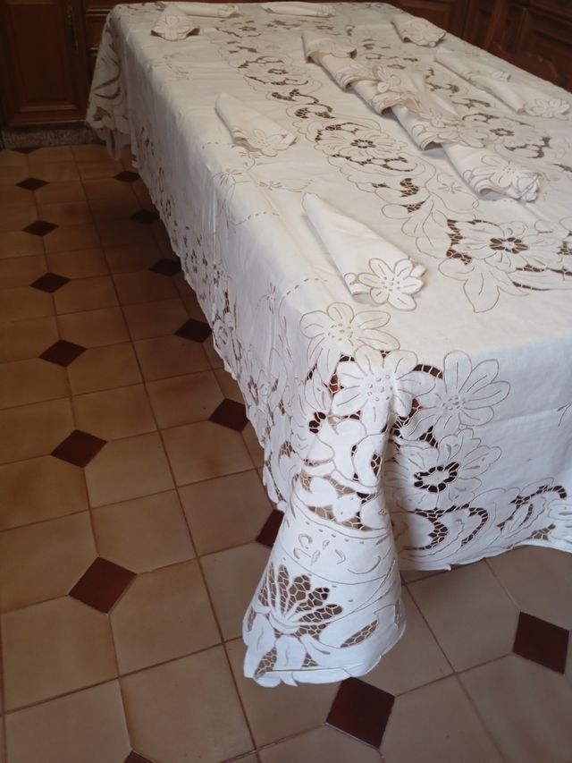 Mantelería de lino bordada a mano nueva