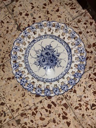 Plato de porcelana decorado azul y blanco