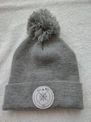 Gorro Pull&Bear gris con pompón
