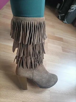 Botas altas marrones con flecos