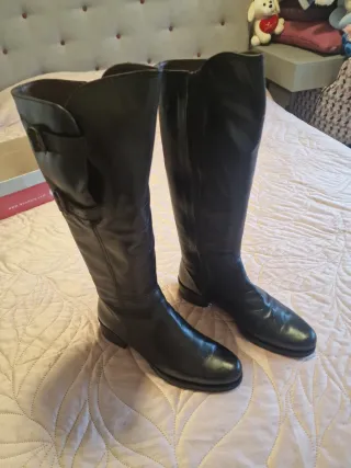 Botas altas de piel negras 


