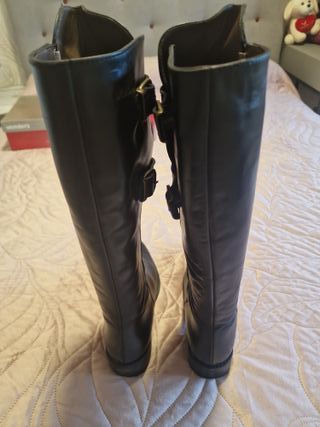 Botas altas de piel negras 


