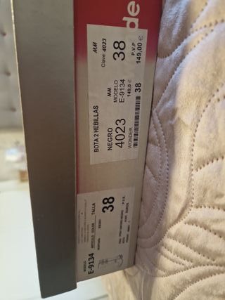 Botas altas de piel negras 


