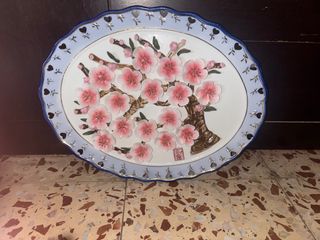 Plato de porcelana con flores de cerezo