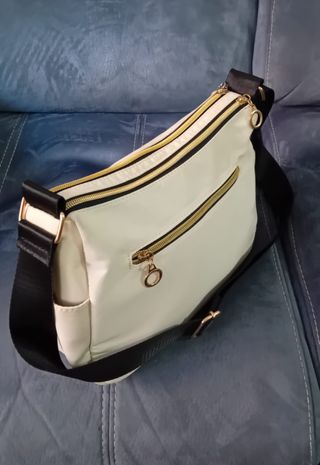 Bolso beige con múltiples compartimentos