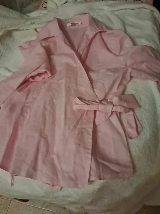 Camisa cruzada rosa con lazo