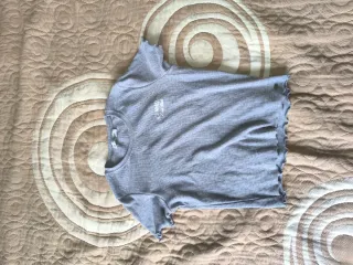 Camiseta gris de manga corta con volantes